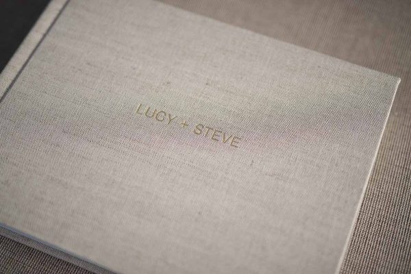 Linen photo album for wedding photos featuring a natural colour cover but an extensive colour palette is available. Natural linen photo album cover with gold embossing perfect for an earthy natural wedding colour palette.